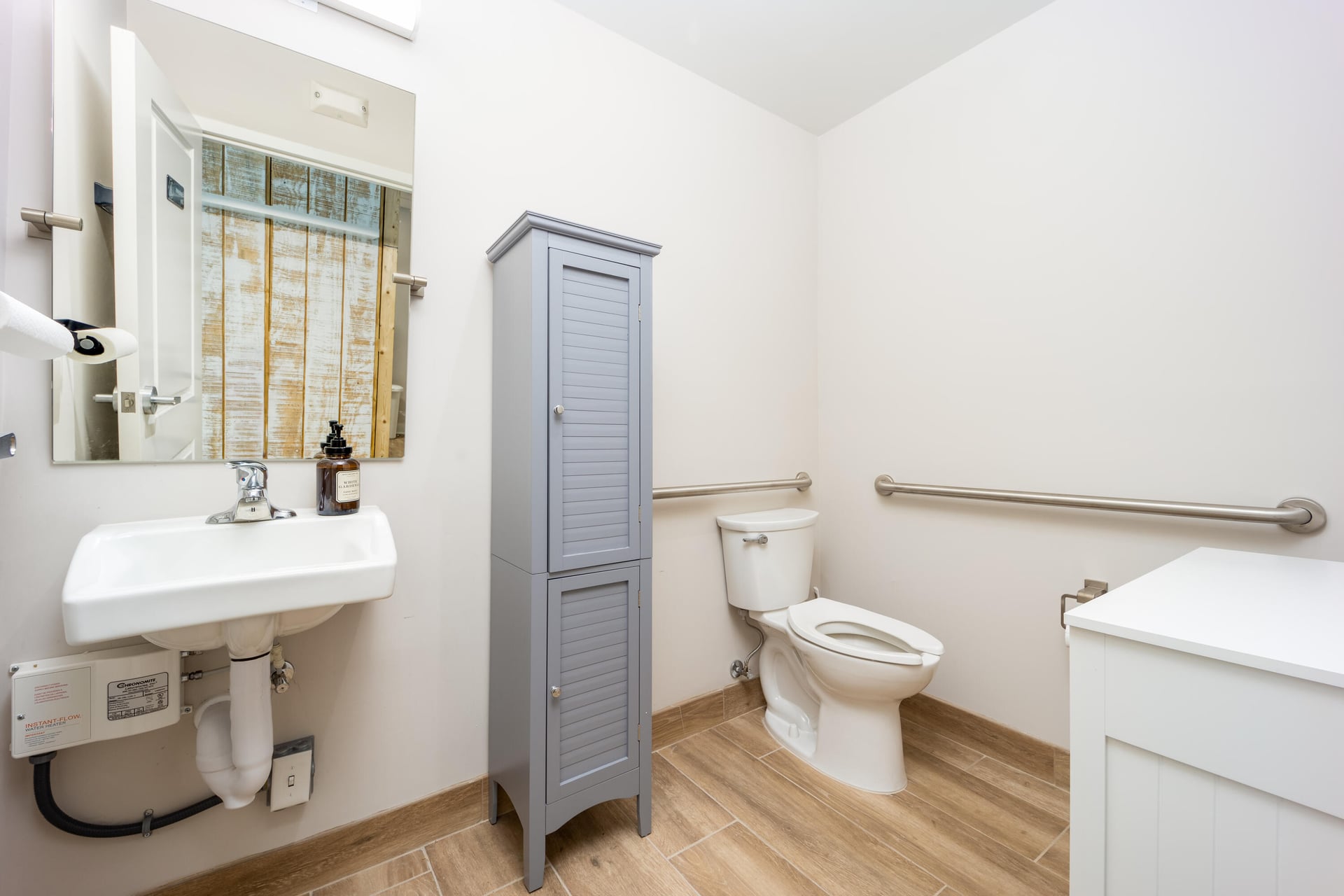 Unit 104 photo 13