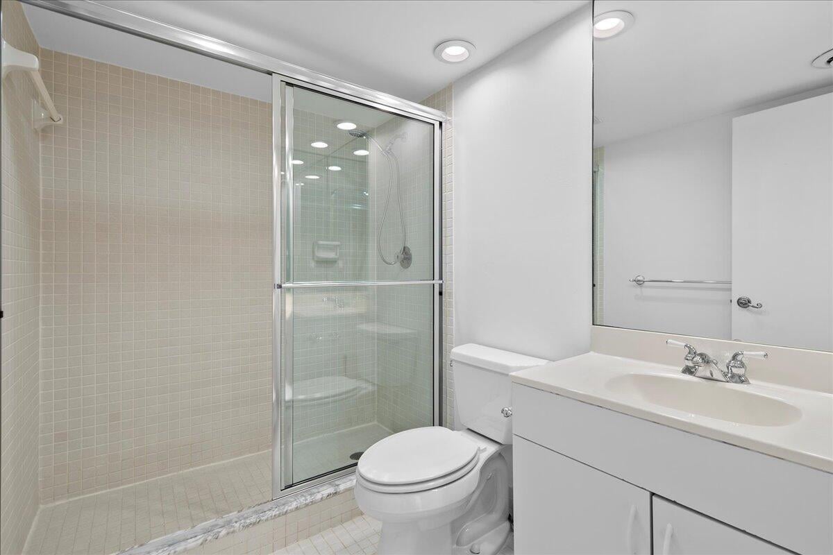 Unit 2402 photo 10