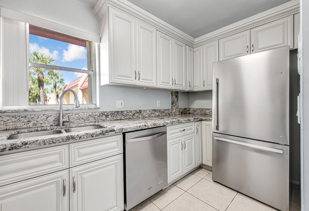 Unit 445 photo 7
