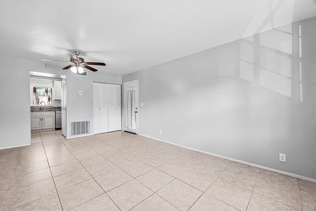 Unit 445 photo 10