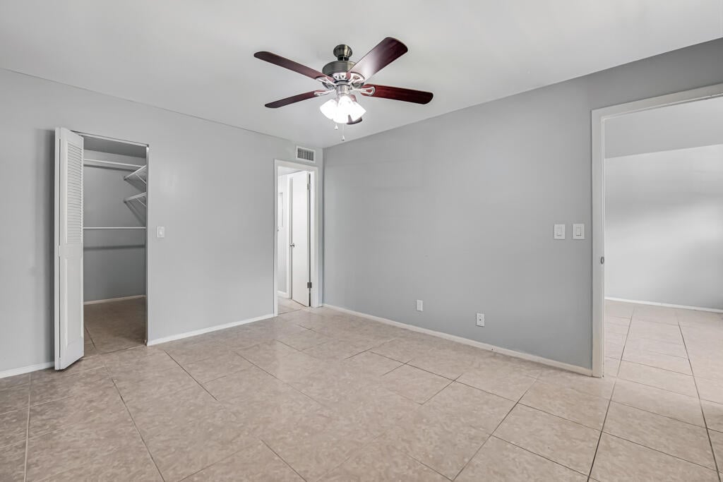 Unit 445 photo 16