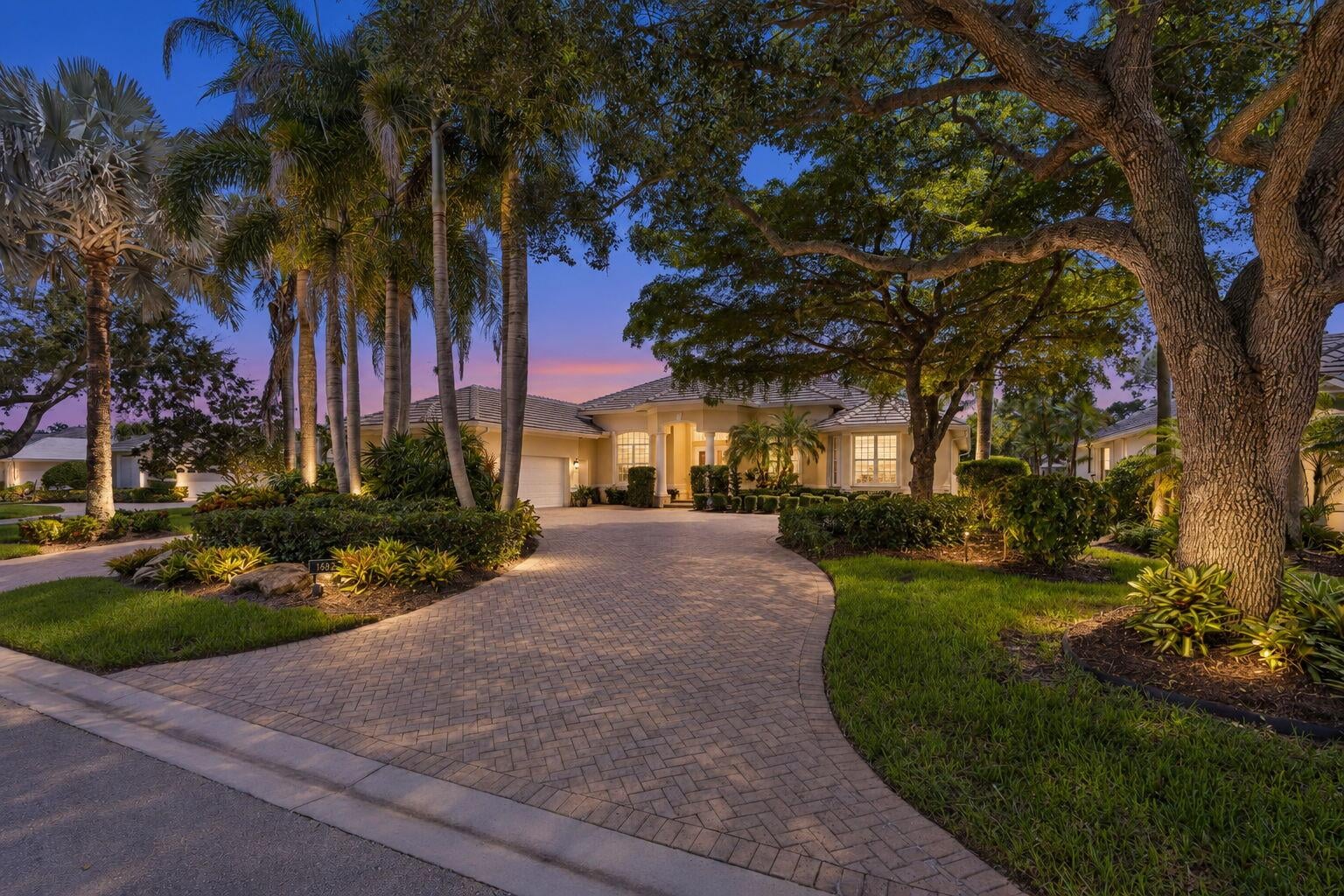 Monarch Country Club Residence