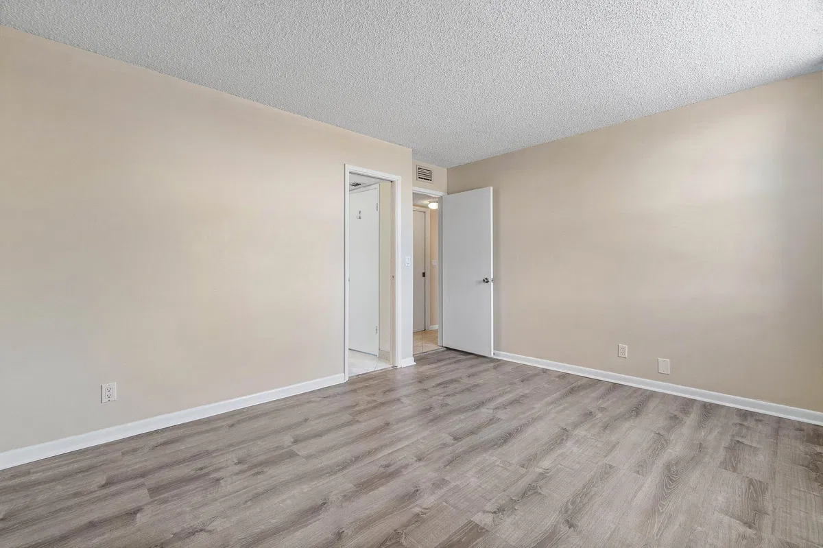 Unit 3411 photo 16