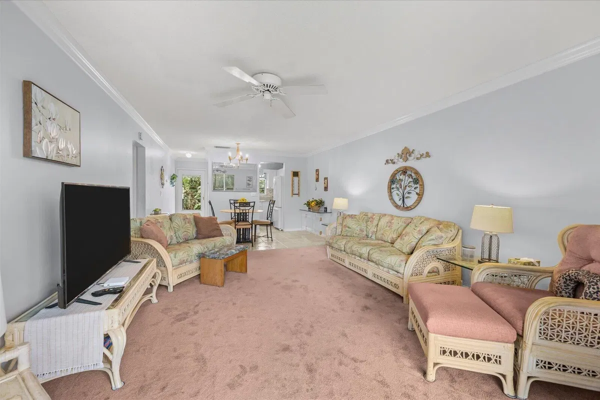 Unit H photo 19