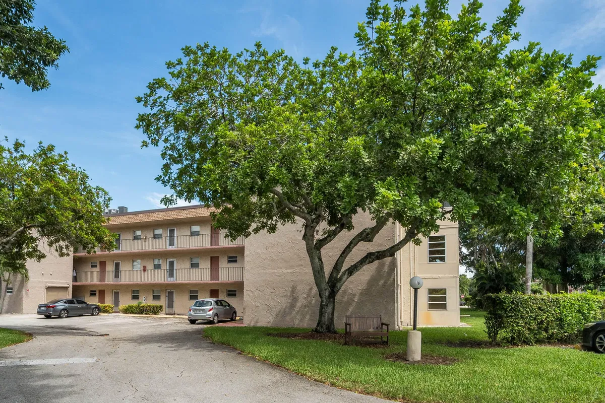 Unit 112 photo 28