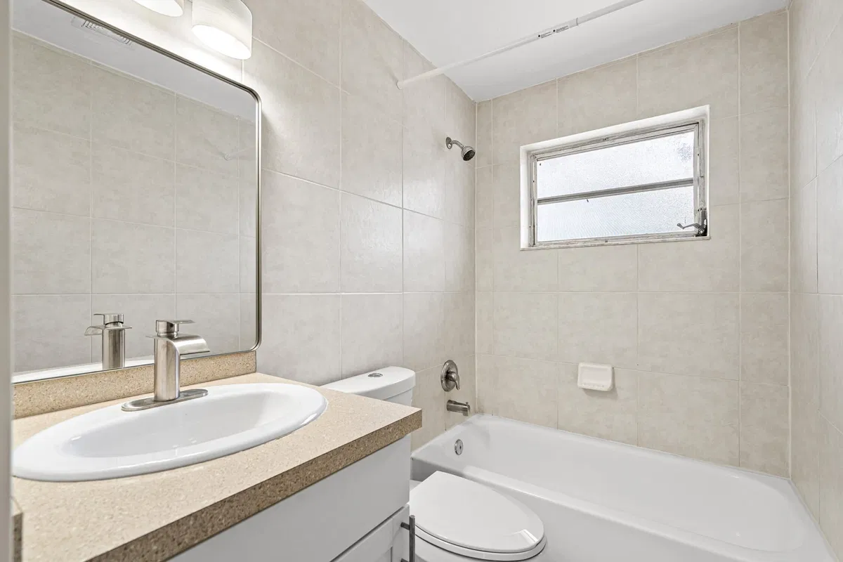 Unit 122 photo 7
