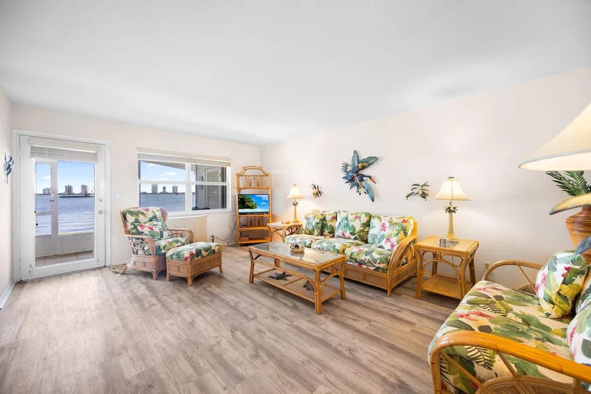 Unit 104 photo 7