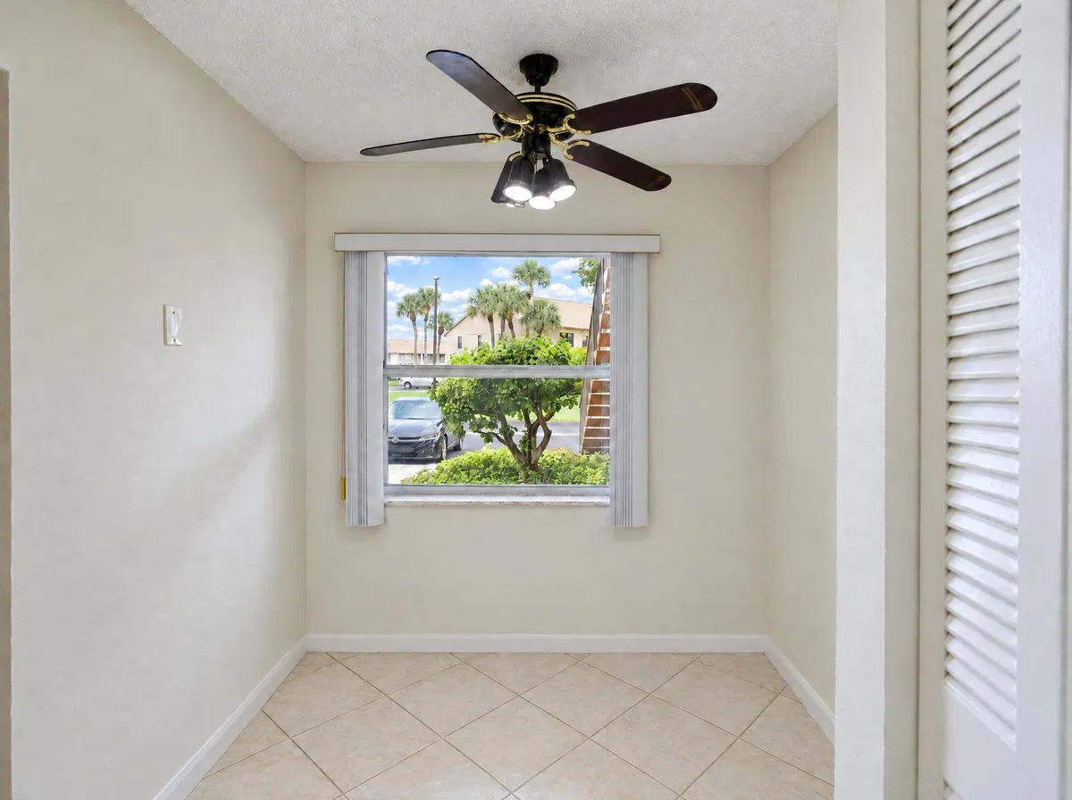 Unit 1218 photo 10