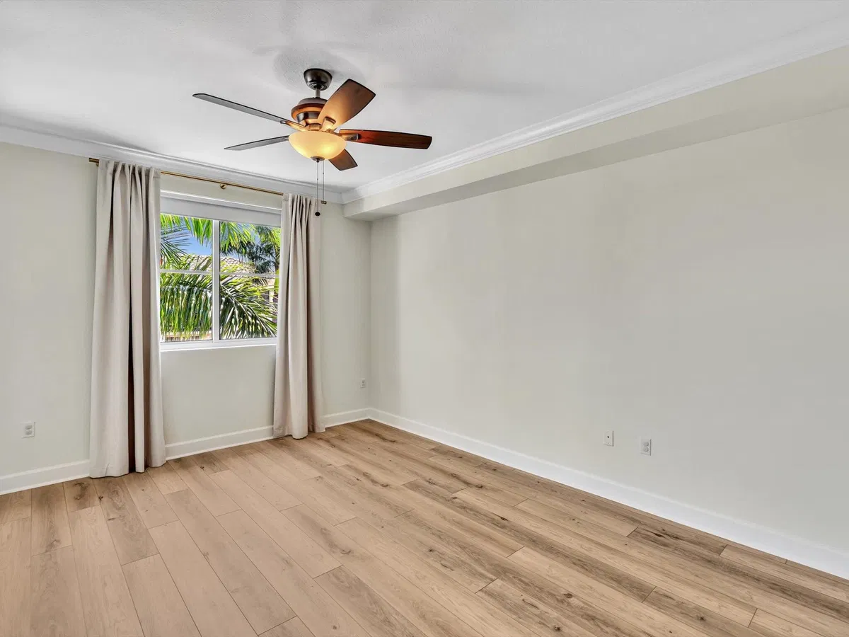 Unit 405 photo 31