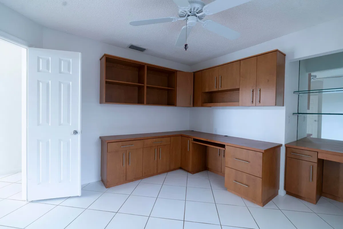 Unit 10 photo 13