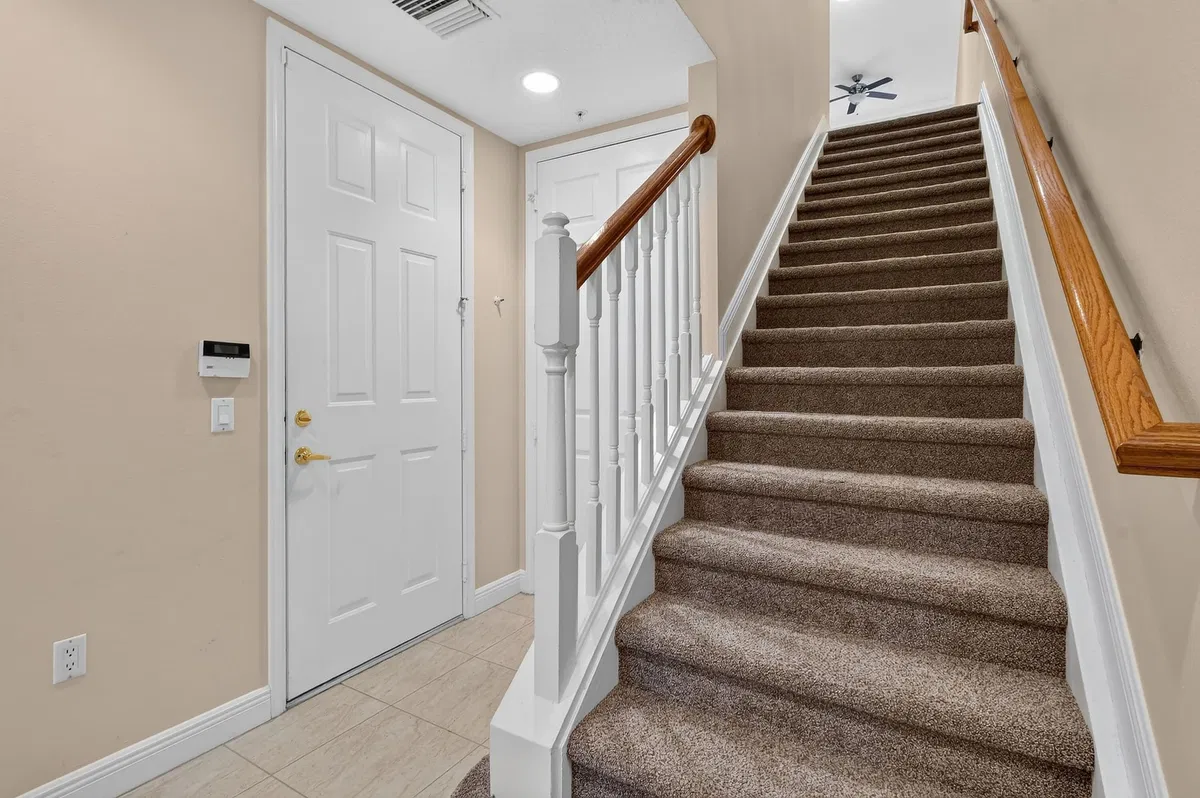Unit 3-908 photo 10