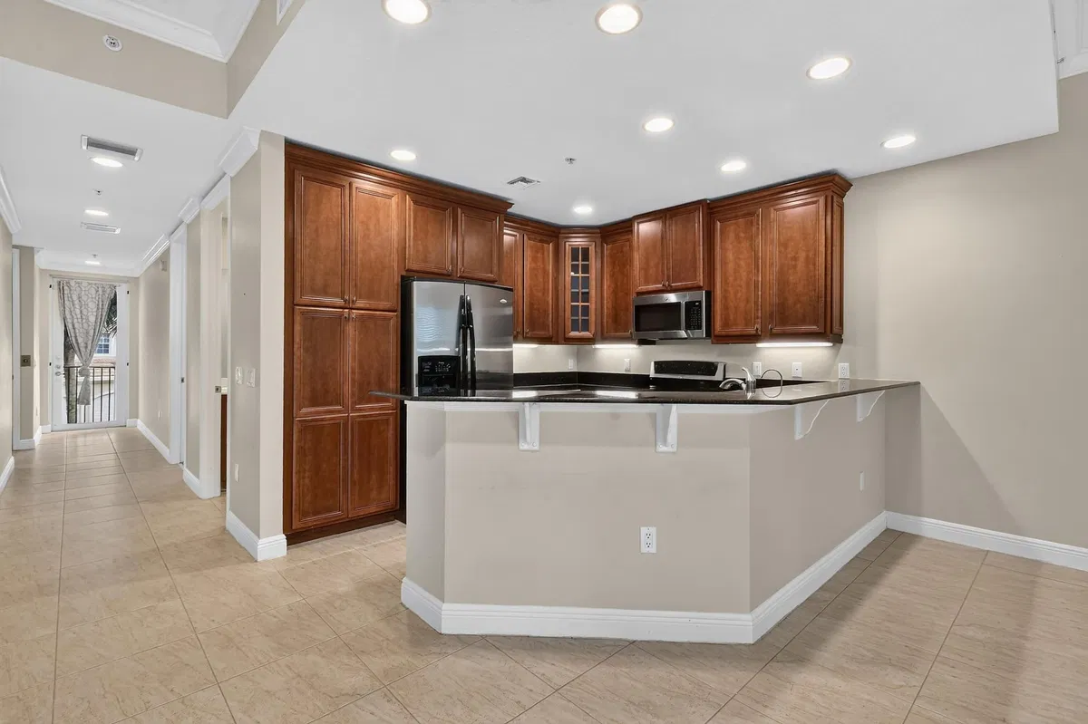 Unit 3-908 photo 16