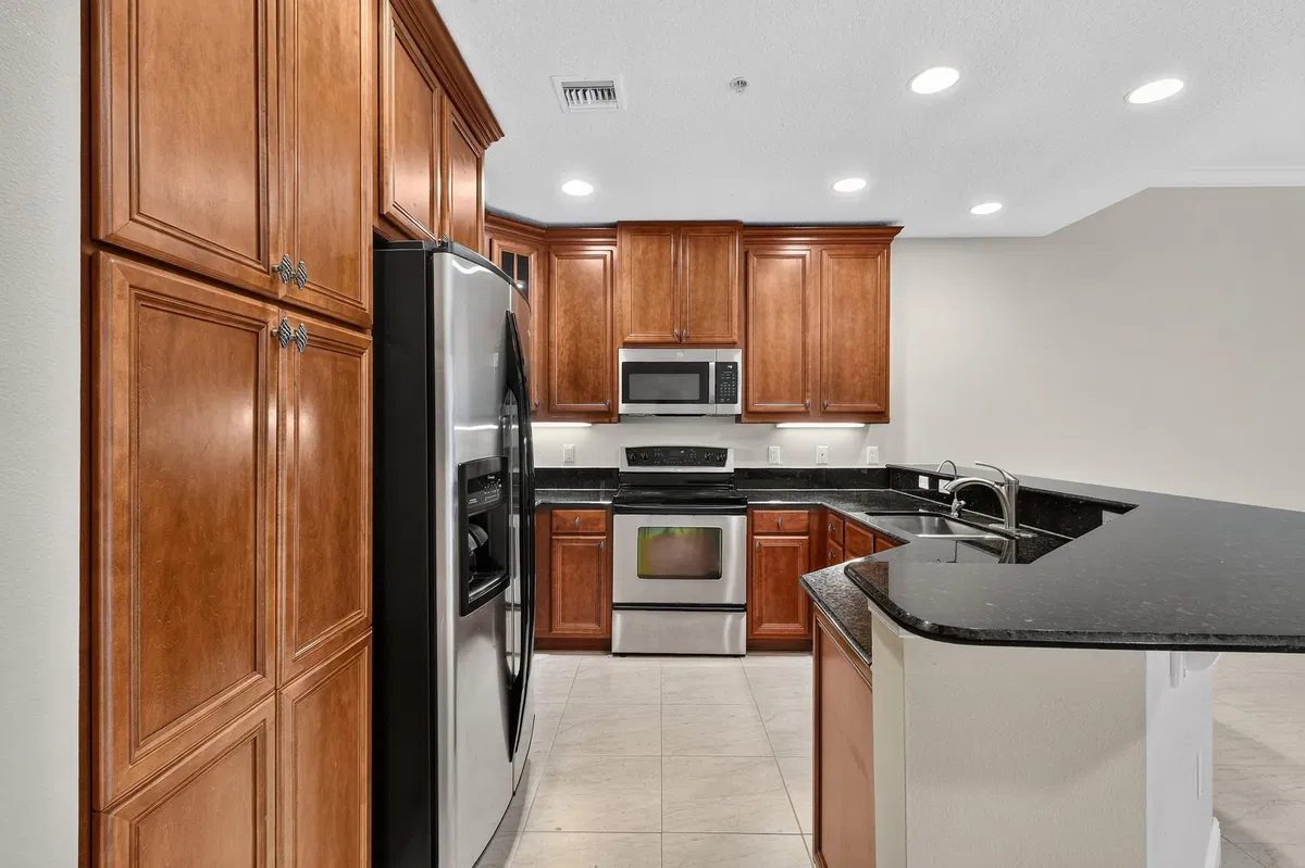 Unit 3-908 photo 19