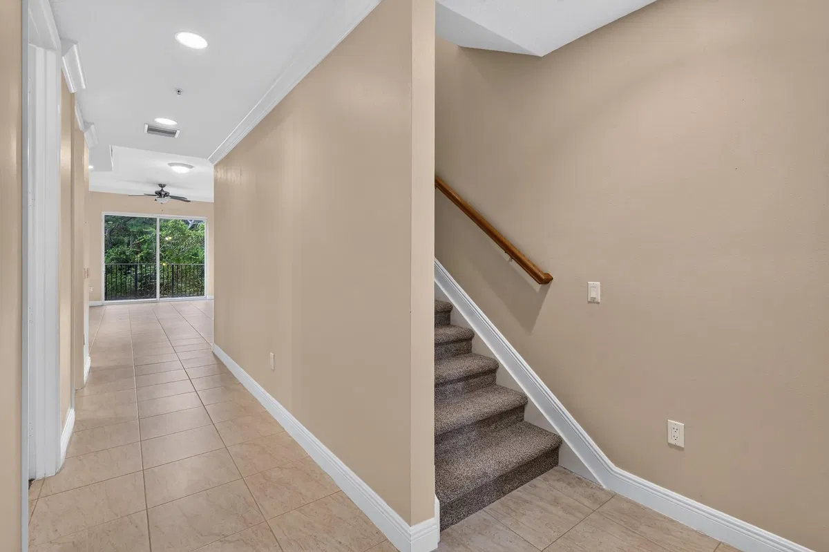 Unit 3-908 photo 31