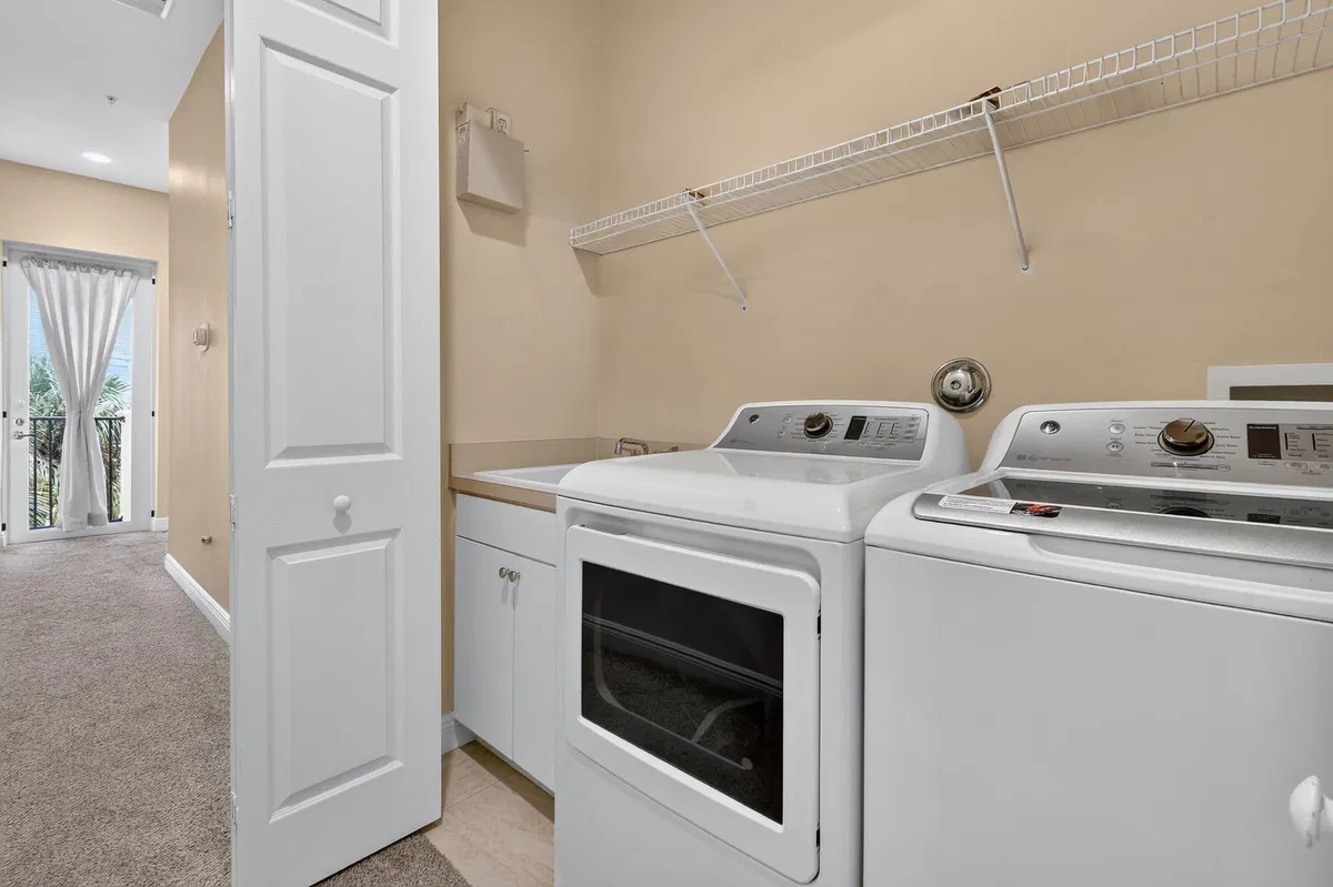 Unit 3-908 photo 37