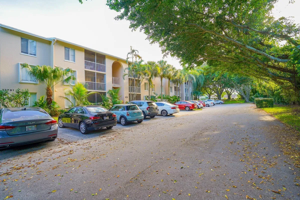 Unit H3 photo 22
