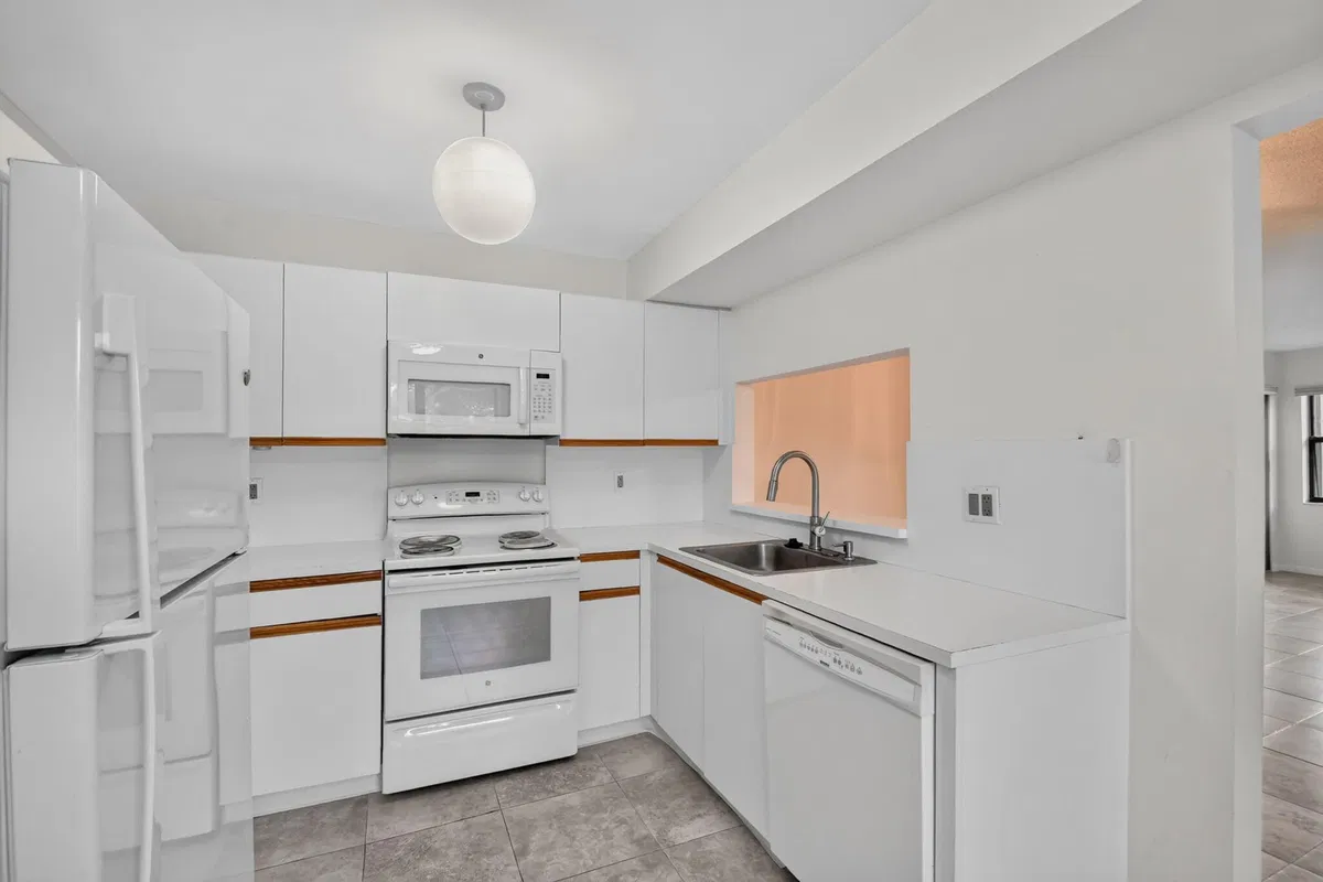 Unit 104 photo 16