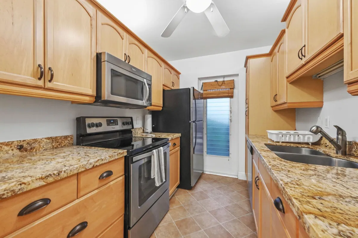 Unit 413 photo 7