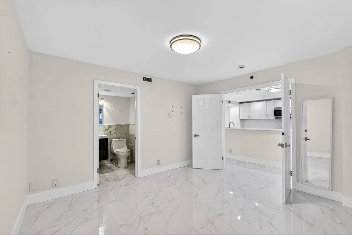 Unit 105 photo 16