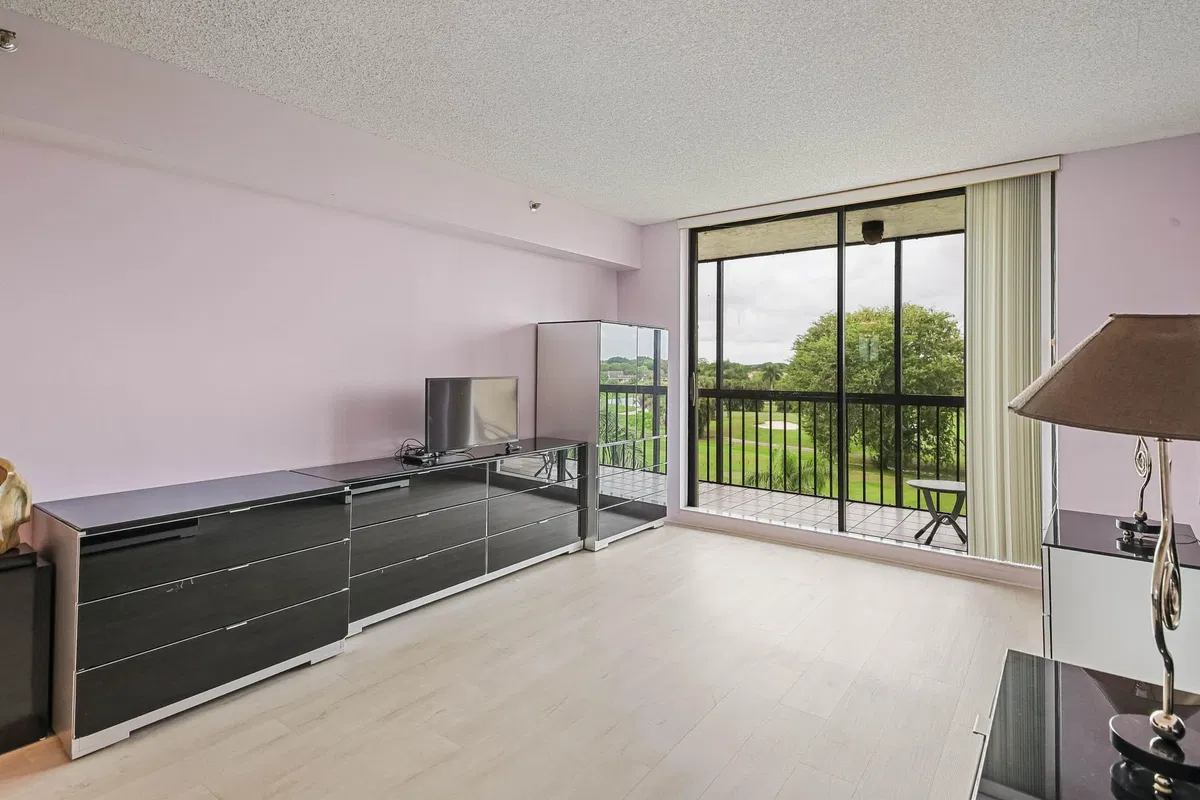  Unit 501 photo 22