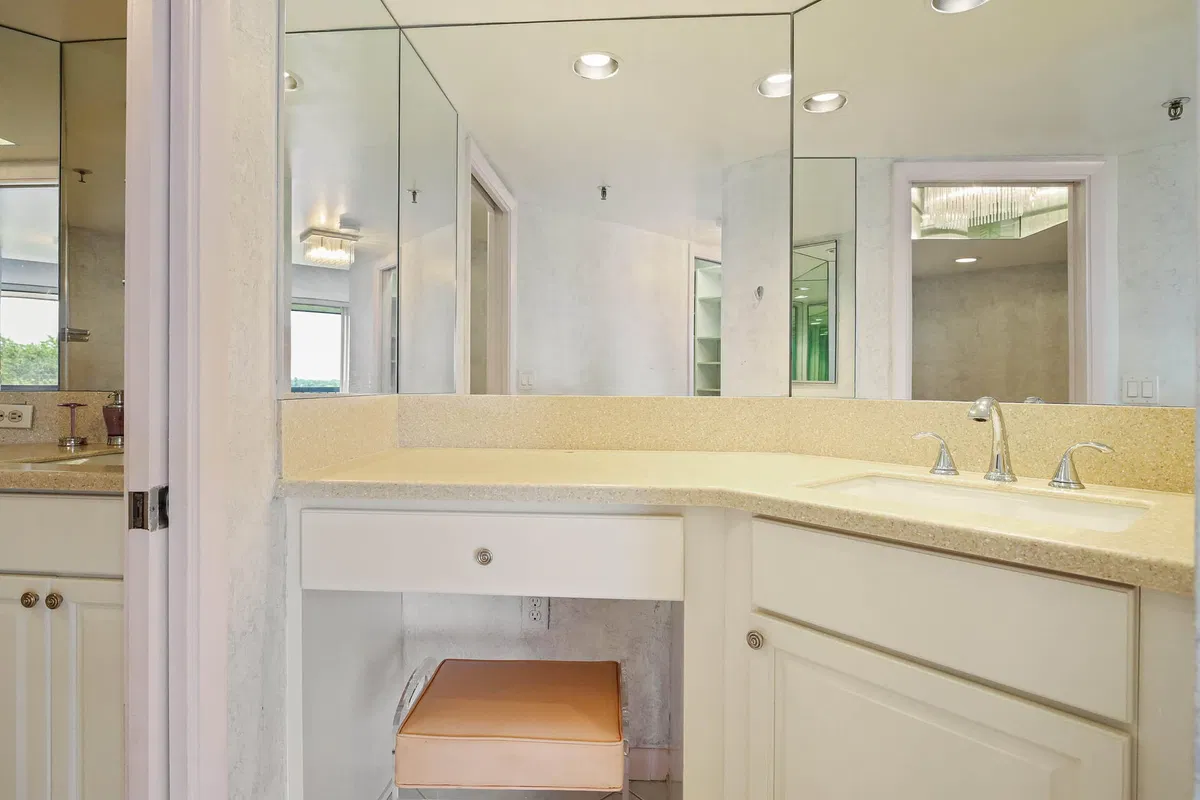  Unit 501 photo 25