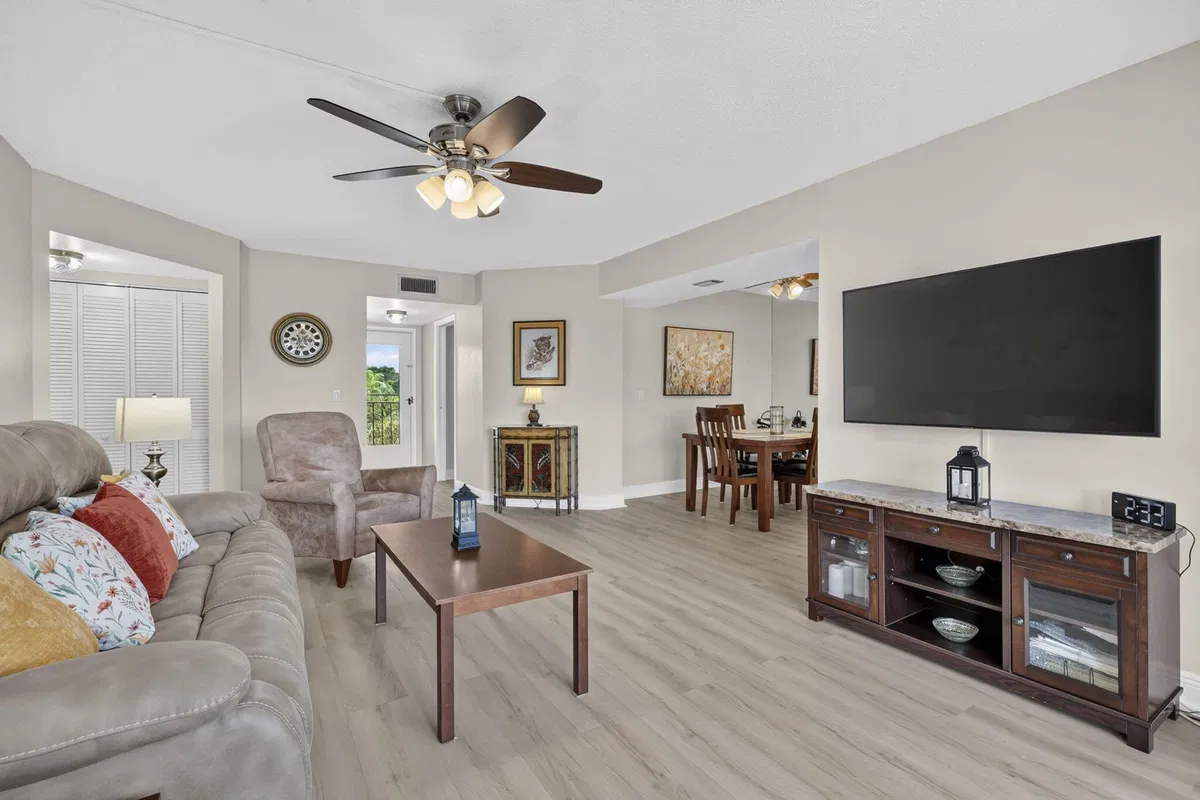  Unit 407 photo 16