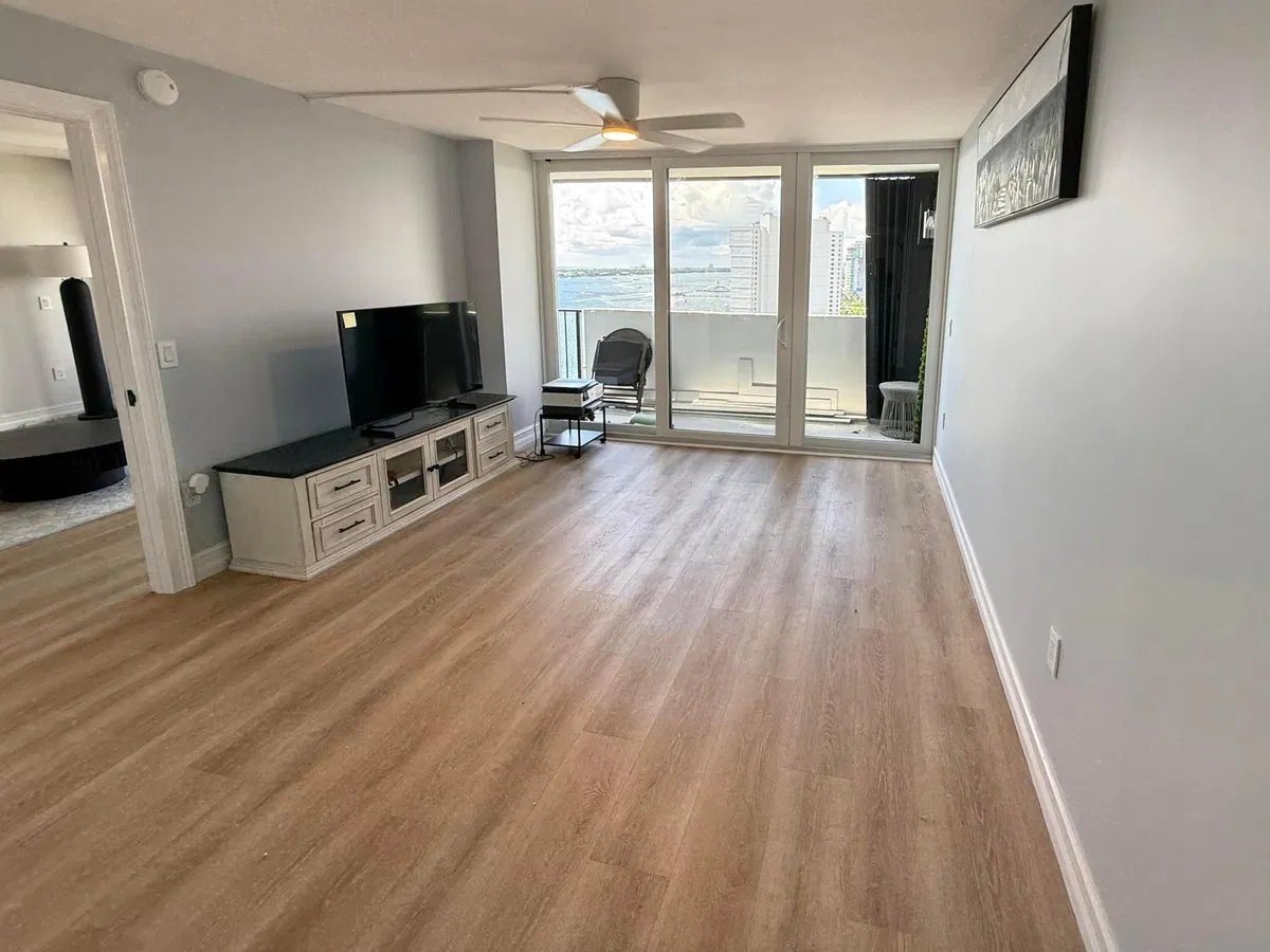 Unit 1904 photo 7