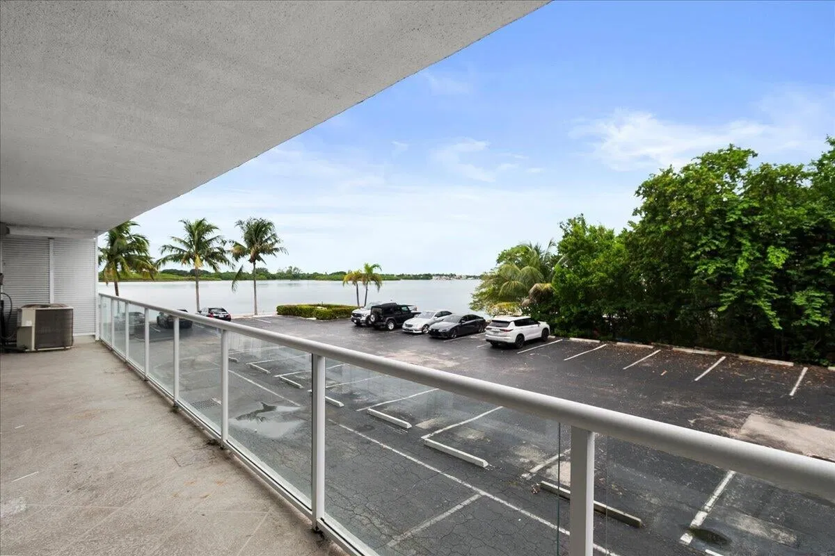 South Palm Beach Residence photo 16