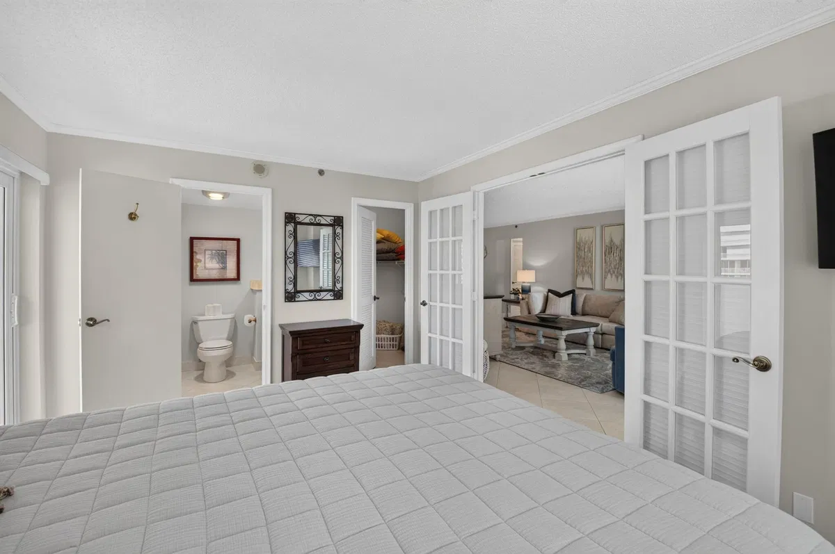 Unit 501 photo 22