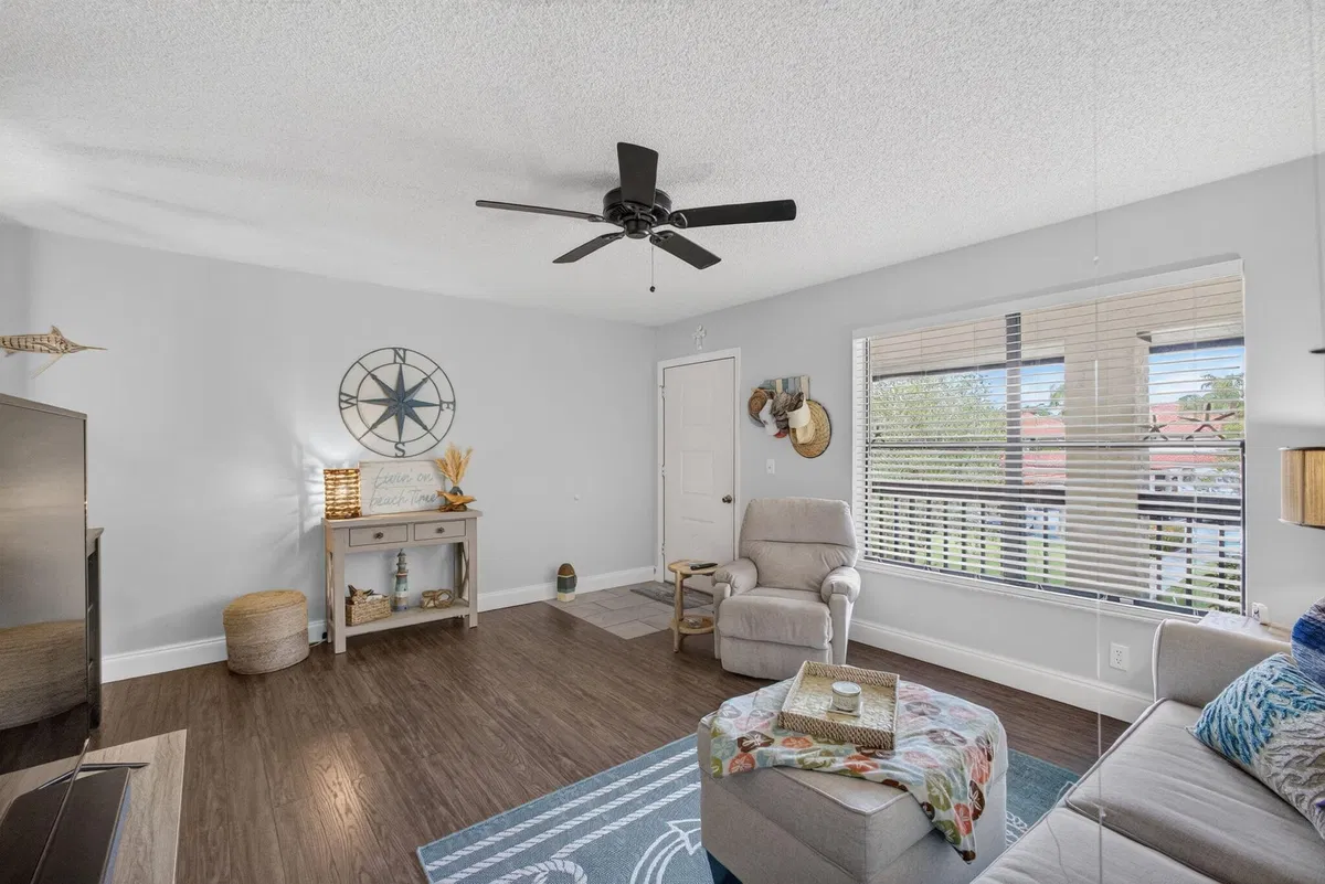 Unit 204 photo 4