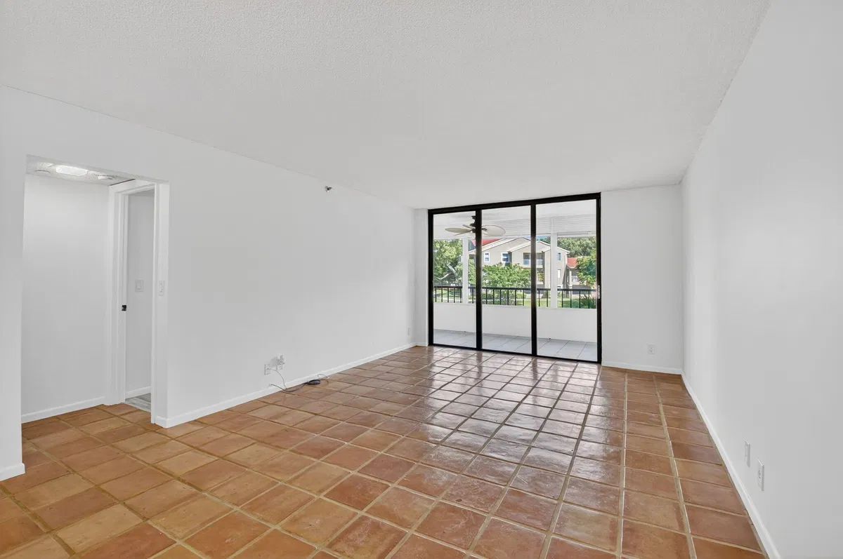 Unit 2140 photo 4