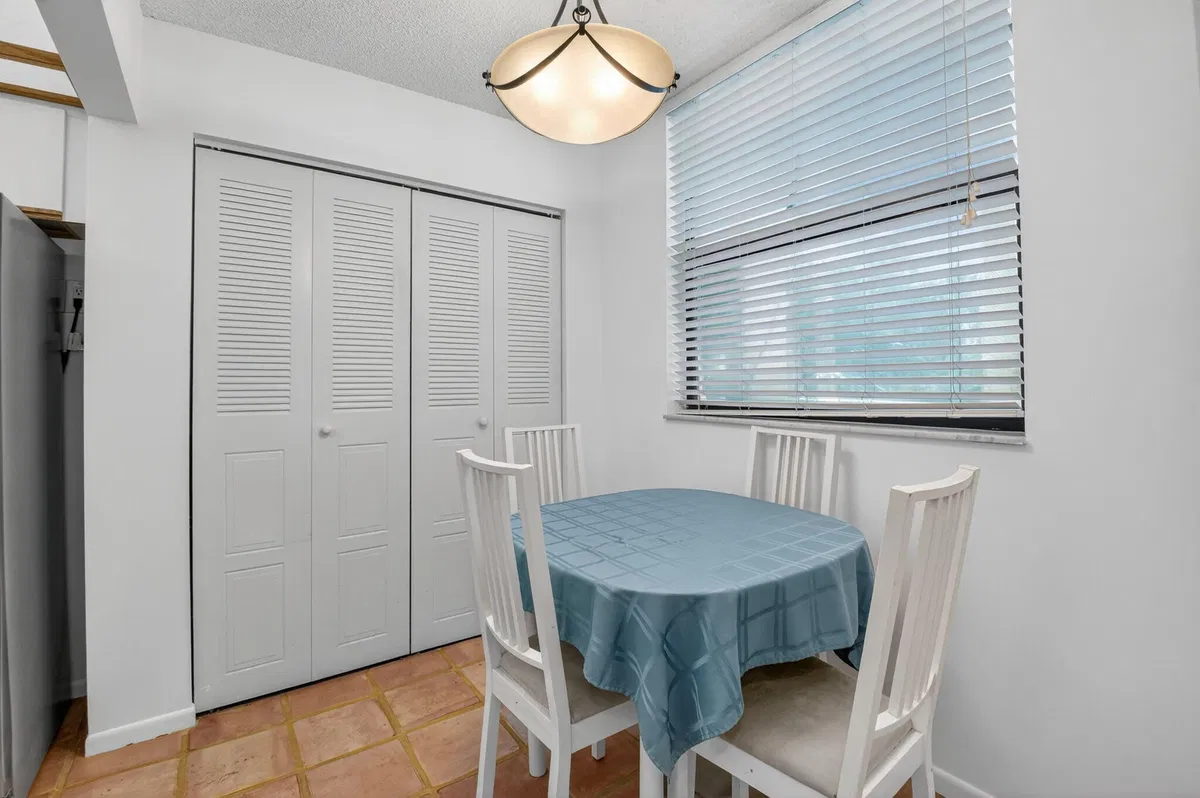 Unit 2140 photo 10