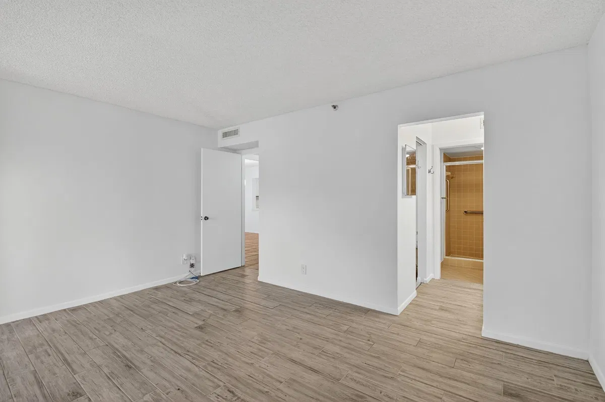 Unit 2140 photo 13