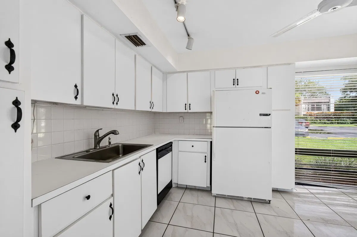 Unit 124 photo 10