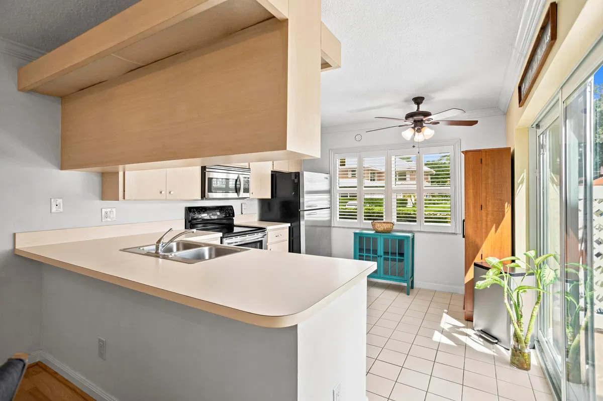 Unit 32B photo 16