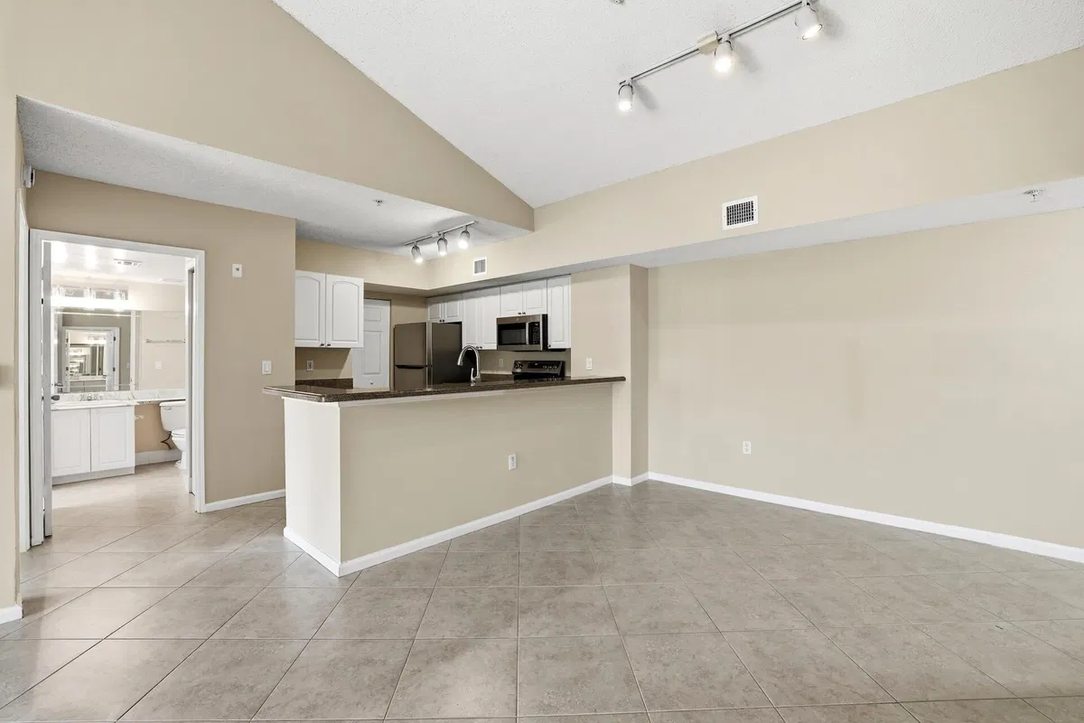 Unit 8306 photo 7