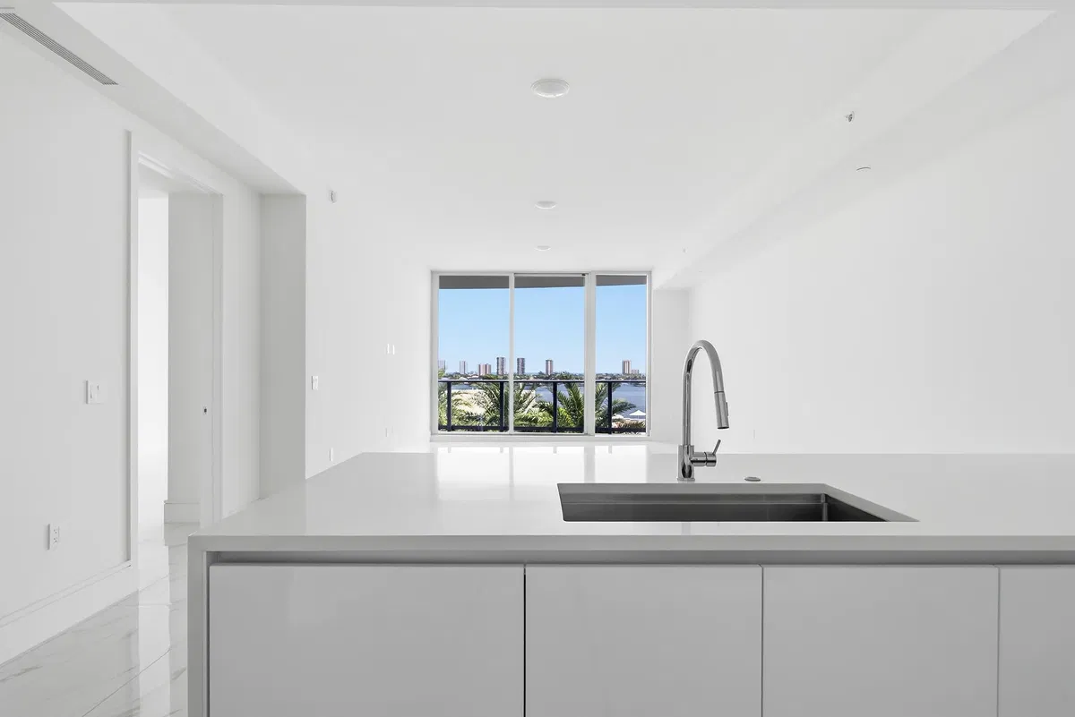 Nautilus 220 Unit 804 photo 13