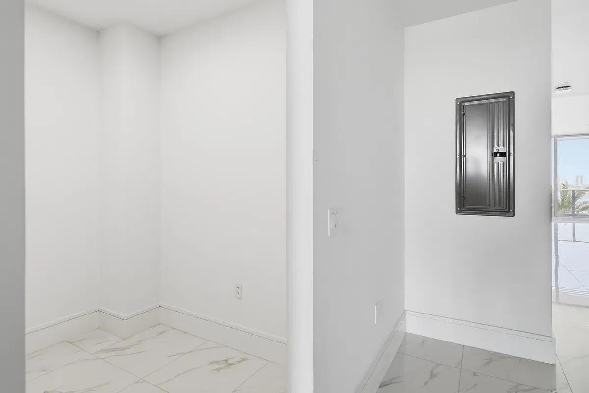 Nautilus 220 Unit 804 photo 31