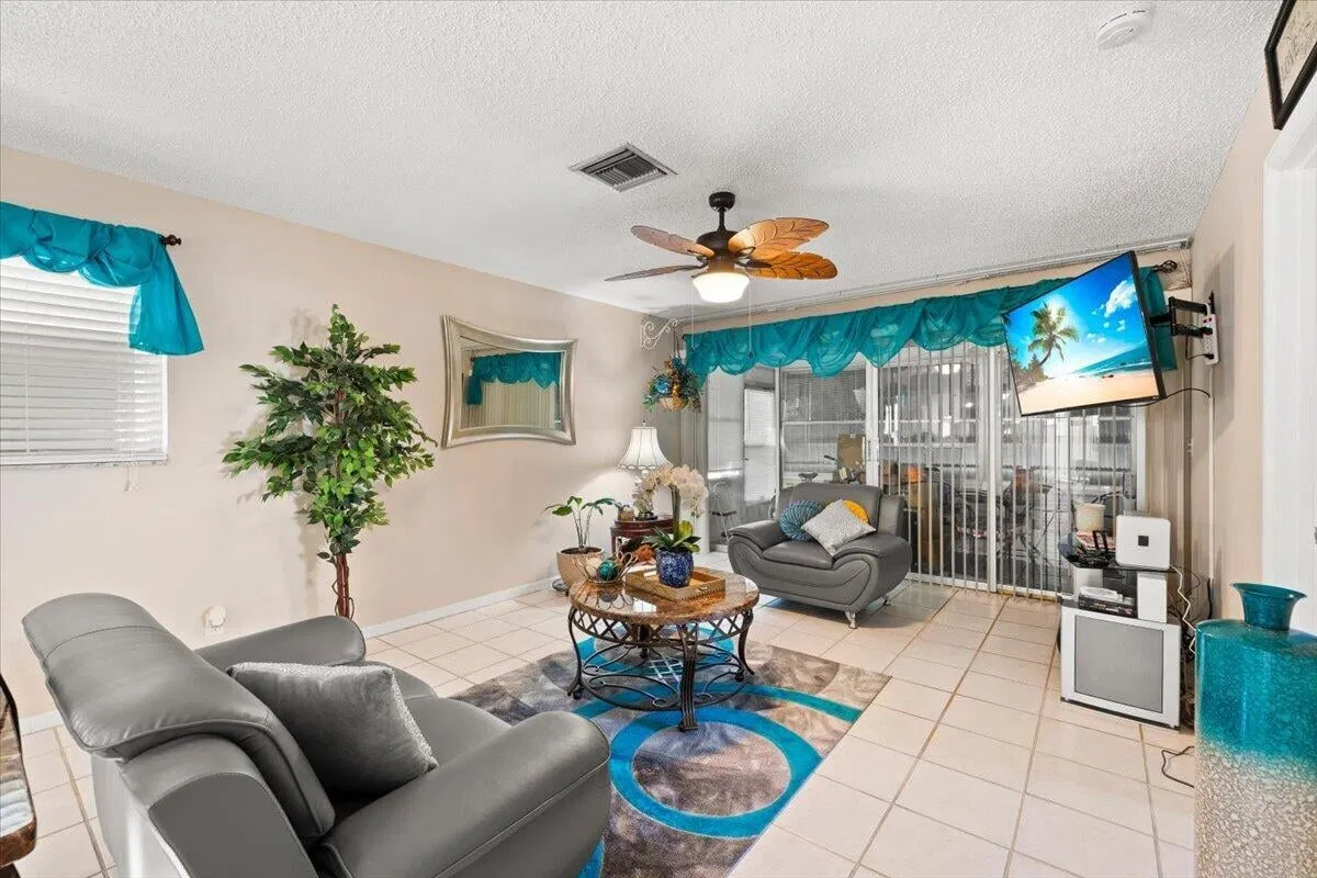 Unit 853 photo 7