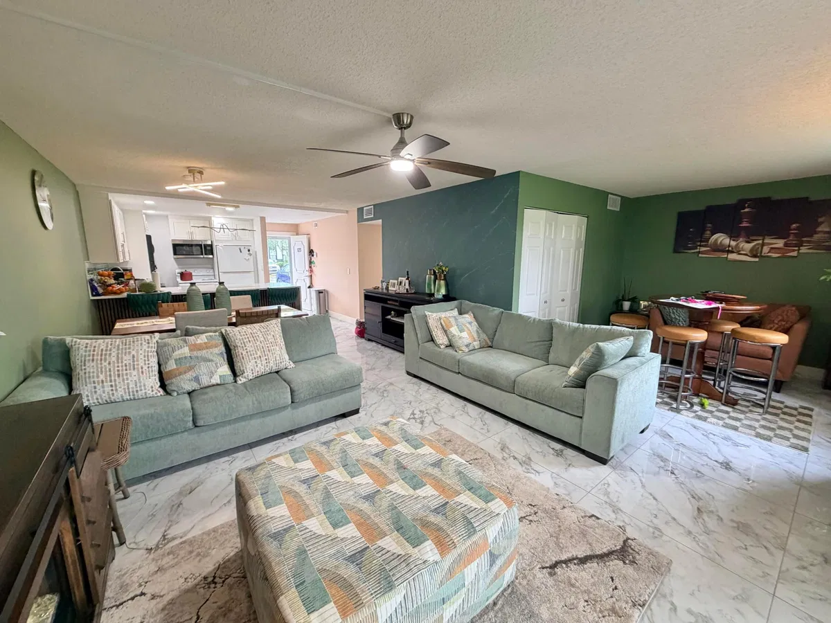 Unit 123 photo 4