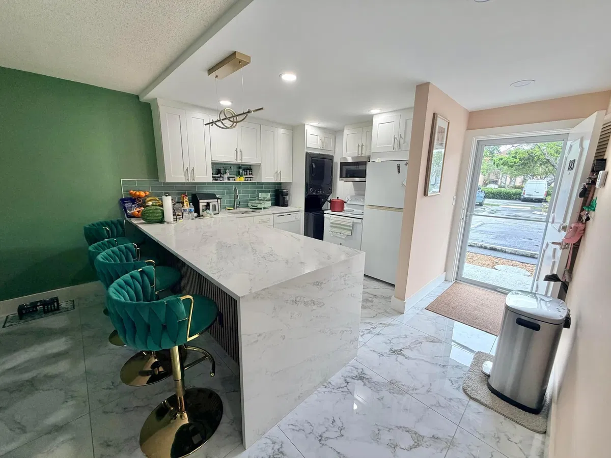Unit 123 photo 10