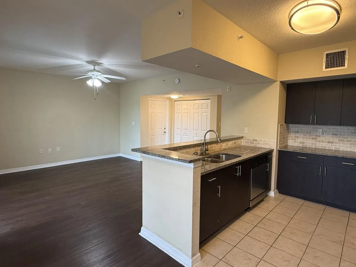 Unit 1306 photo 4