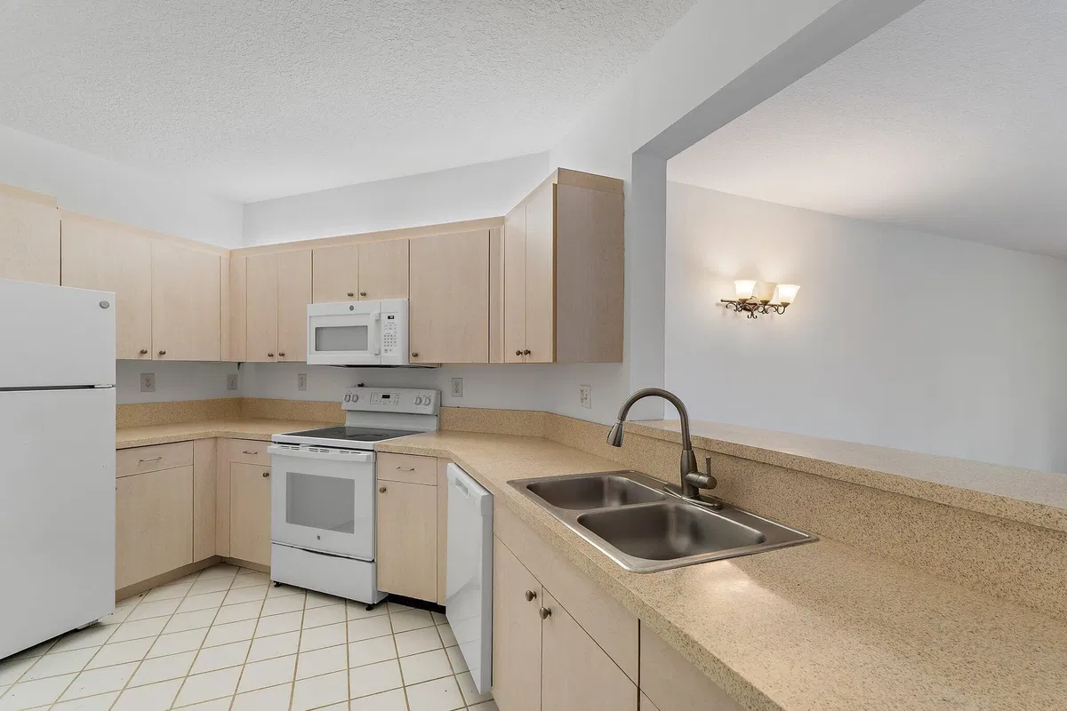 Unit 204 photo 4