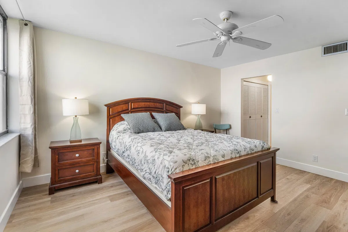 Unit 14203 photo 22