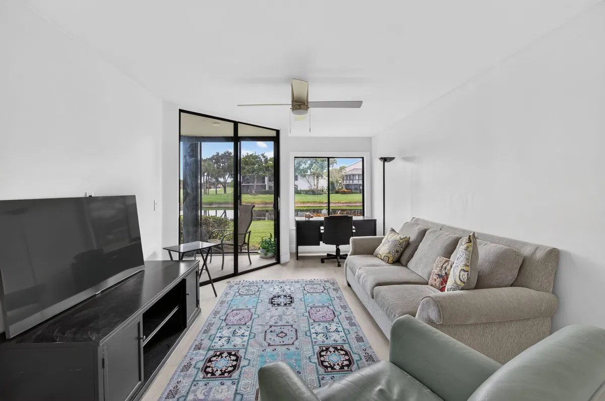  Unit 13501 photo 22