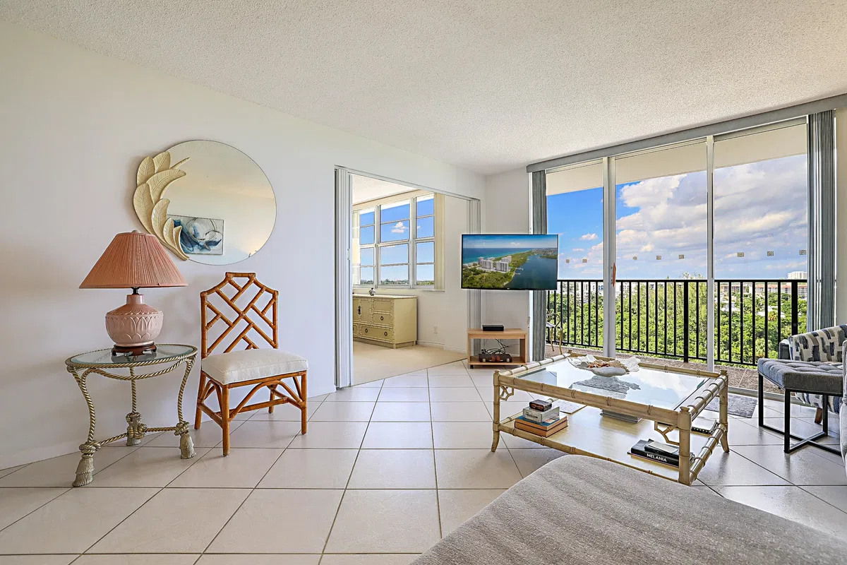 Unit 1004E photo 19