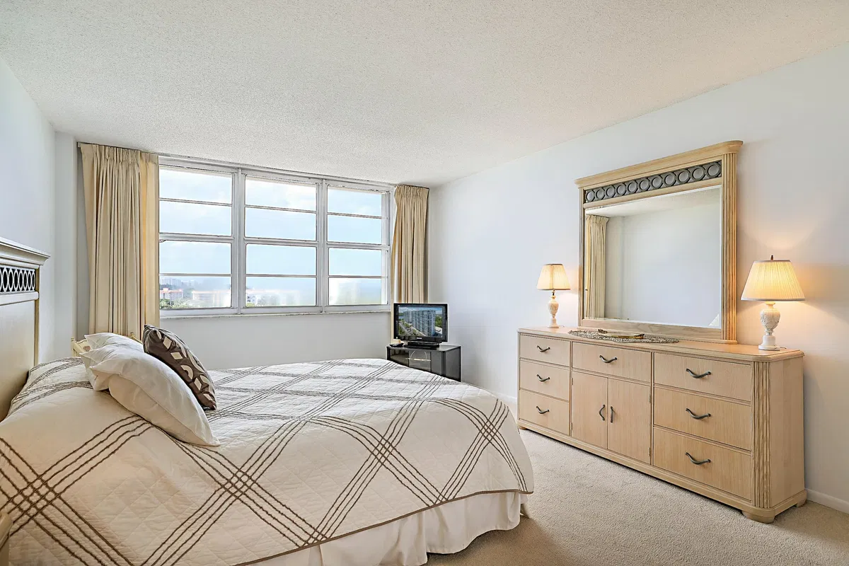 Unit 1004E photo 22