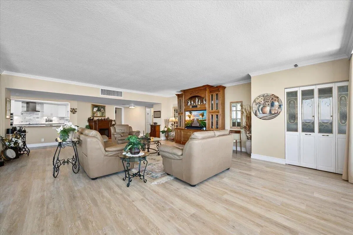 Unit 2156 photo 7
