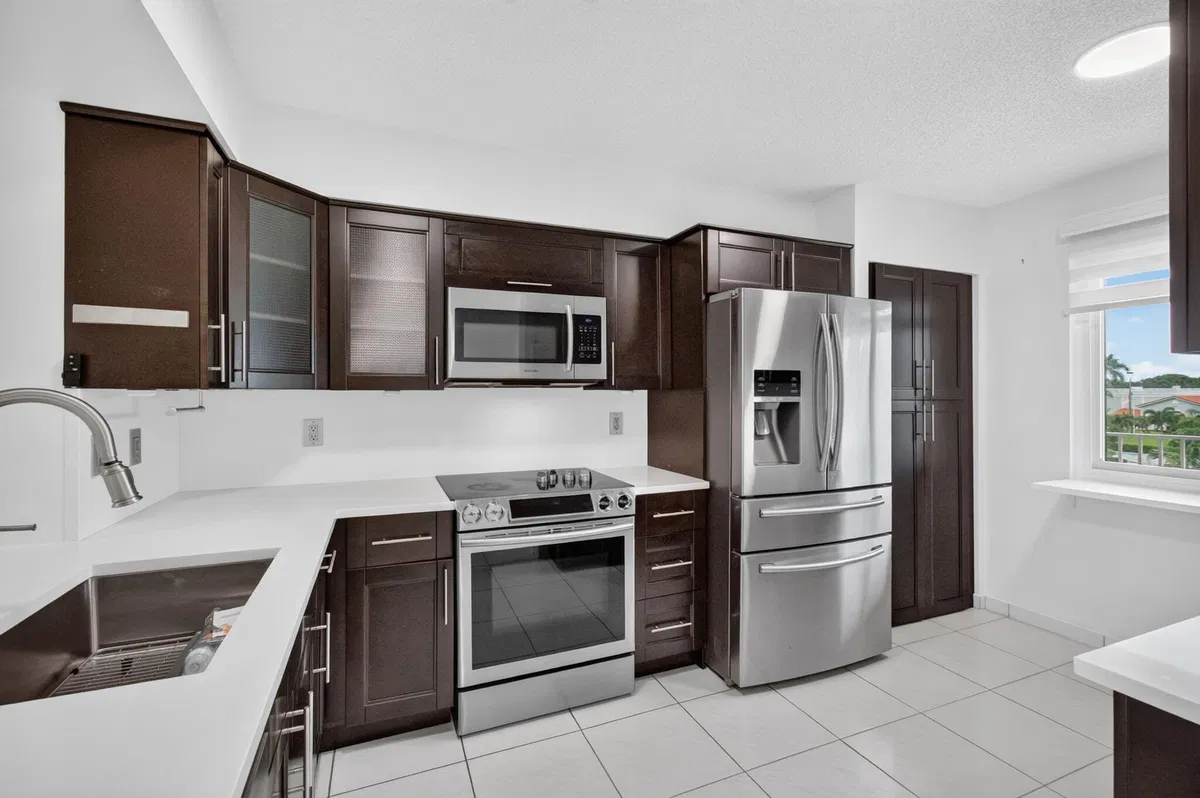 Unit 403 photo 4