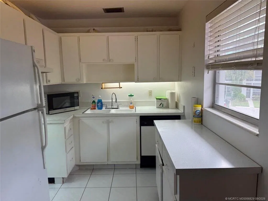 Unit J12 photo 4